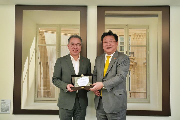 [서울=뉴시스] 정준호 롯데백화점 대표가 서울 중구 소공동 롯데백화점 본사에서 저출생 반전에 기여한 공로로 주형환 저출산고령사회위원회 부위원장으로부터 감사패를 수여받는 모습 (왼쪽부터 정준호 롯데백화점 대표, 주형환 저출산고령사회위원회 부위원장) (사진=롯데백화점 제공) *재판매 및 DB 금지