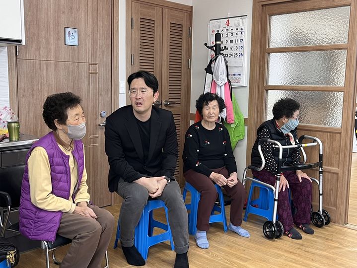 [세종=뉴시스] 개그맨 윤형빈이 영덕군 이재민들을 위로하고 있다. (사진=위기브). *재판매 및 DB 금지