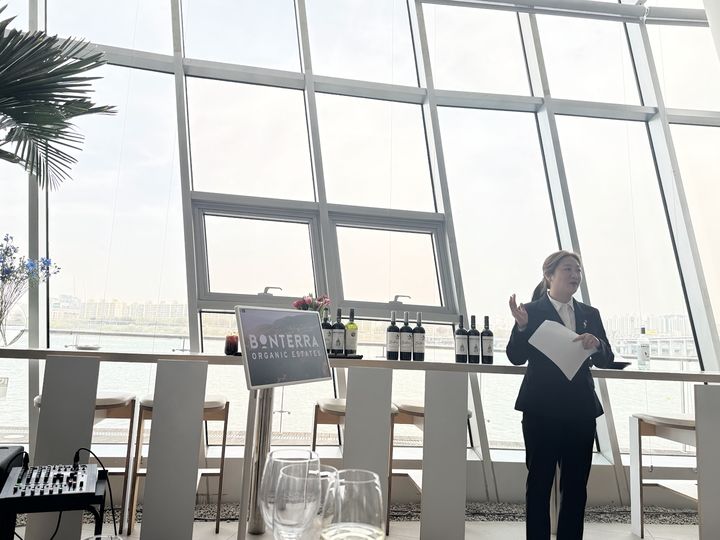 [서울=뉴시스] 이소리 와인그룹 콘차이토로(Concha y Toro) 브랜드 앰버서더 소믈리에가 본테라 와인에 대해 설명하고 있다. (사진=동효정 기자) vivid@newsis.com *재판매 및 DB 금지