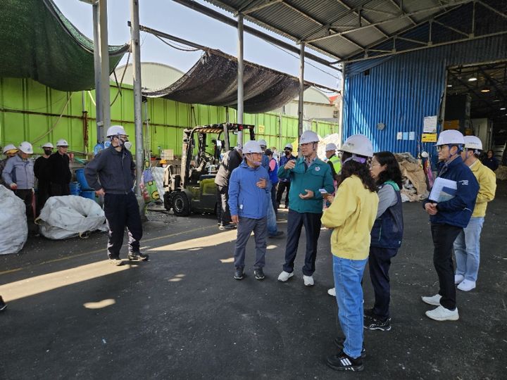 [부산=뉴시스] 부산 사상구는 지난 8일 구청장과 간부공무원이 관내 주요 현업 사업장을 직접 방문해 현장 근로자들을 격려하고 안전을 당부하는 시간을 가졌다고 9일 밝혔다. (사진=사상구청 제공) 2025.04.09. photo@newsis.com *재판매 및 DB 금지