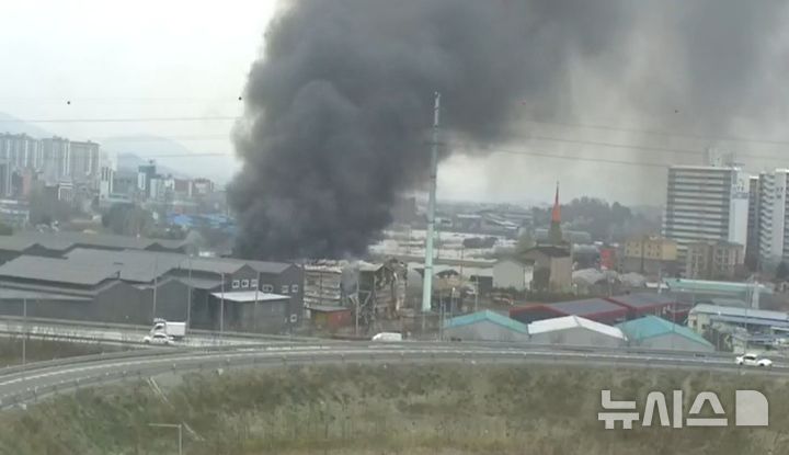 [포천=뉴시스] 포천 공장 화재. (사진=도시교통정보센터 캡쳐) 2025.04.09 photo@newsis.com 