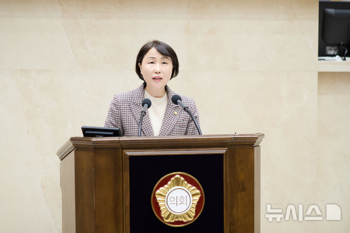 [용인=뉴시스]9일 제292회 임시회 제1차 본회의 5분 자유발언에서 유진선 의원이 프로축구단 가칭 용인FC 창단계획 문제점에 대해 지적하고 있다.(사진=용인시의회 제공)2025.04.09.photo@newsis.com