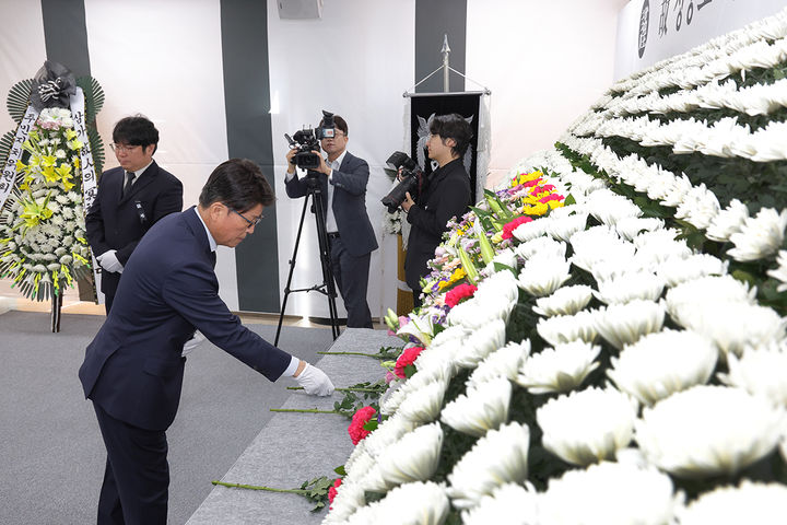 [대구=뉴시스] 배광식 대구 북구청장이 9일 무태조야동 행정복지센터 2층에 마련된 산불진화 헬기 조종사 고 정궁호 기장의 분향소에서 헌화하고 있다. (사진=대구 북구 제공) 2025.04.09. photo@newsis.com *재판매 및 DB 금지