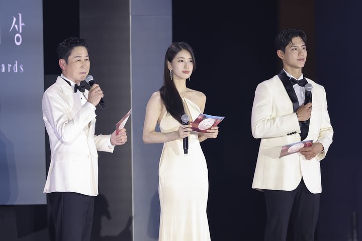 [서울=뉴시스] 개그맨 신동엽, 가수 겸 배우 수지, 배우 박보검이 5월 5일 오후 8시 열리는 '제61회 백상예술대상 with 구찌' MC를 맡는다. (사진=백상예술대상 사무국 제공) 2025.04.09. photo@newsis.com *재판매 및 DB 금지
