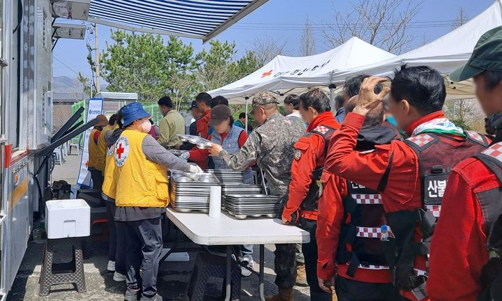 [창원=뉴시스] 대한적십자사 경남지사는 하동 옥종면에 지난 7일 산불이 발생함에 따라 산불 현장에 3일째 긴급구호 활동을 전개하고 있다. (사진=경남적십자사 제공) 2025.04.09. photo@newsis.com *재판매 및 DB 금지