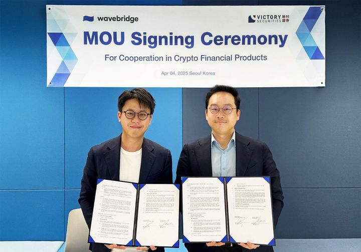 홍콩 빅토리증권과 글로벌 가상자산 사업을 위한 전략적 MOU를 맺은 오종욱 웨이브릿지 대표(오른쪽). (사진=해시드 제공) *재판매 및 DB 금지