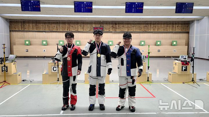 [서울=뉴시스]왼쪽부터 동메달 박하준(KT), 금메달 김우림(보은군청) 은메달 김준표(경기도청). (사진=대한사격연맹 제공) 