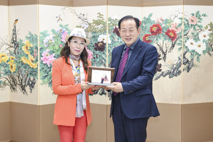  [문경=뉴시스] 신현국 문경시장이 김영화 화백에게 홍보대사 위촉패를 전달하고 있다. 2025.04.09. (사진=문경시 제공) photo@newsis.com *재판매 및 DB 금지