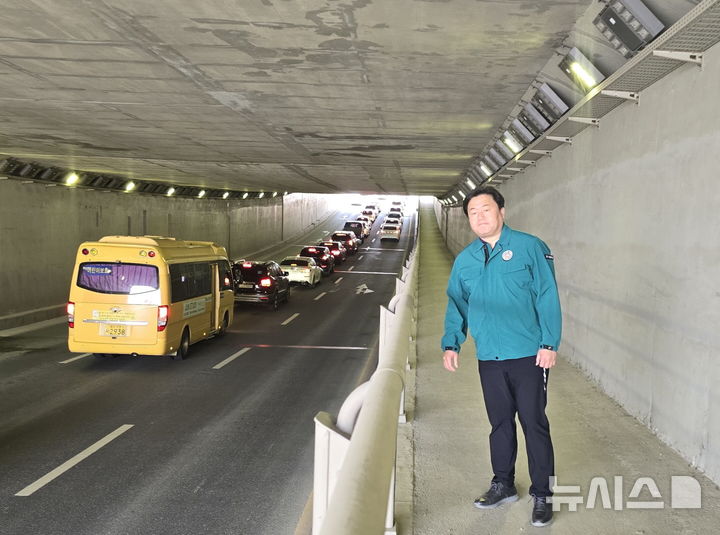 [시흥=뉴시스] 정왕동 지하차도 점검에 나선 임병택 시흥시장이 현장을 둘러본 후 자세를 취하고 있다. (사진=시흥시 제공).2025.04.09.photo@newsis.com