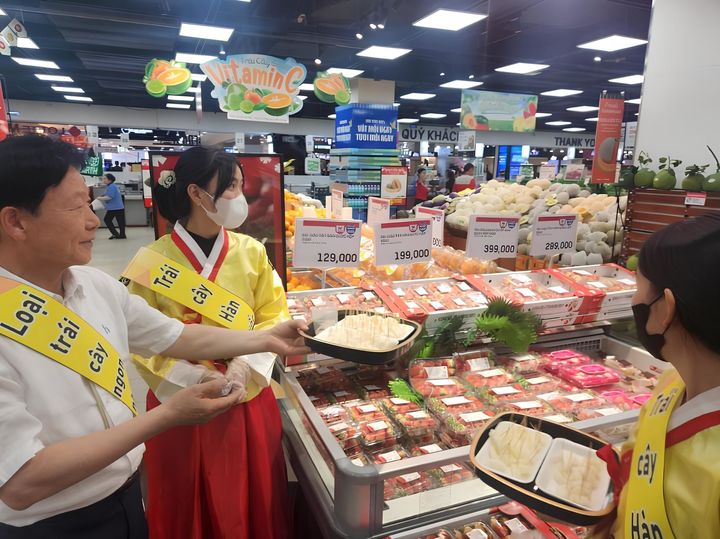 [성주=뉴시스] 베트남 롯데마트서 참외 홍보하는 이병환 성주군수. (사진=성주군 제공) 2025.04.09 photo@newsis.com *재판매 및 DB 금지