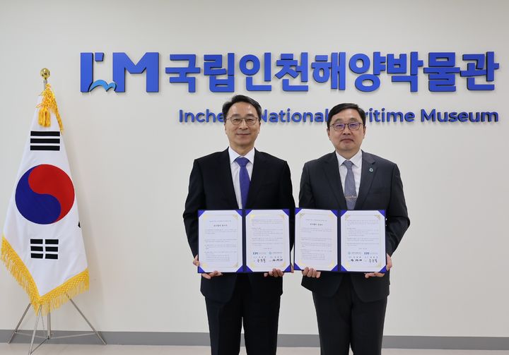 국립해양생물자원관 김현태 관장(오른쪽)과 국립인천해양박물관 우동식 관장이 업무협약을 체결했다. (사진=국립해양생물자원관 제공) *재판매 및 DB 금지