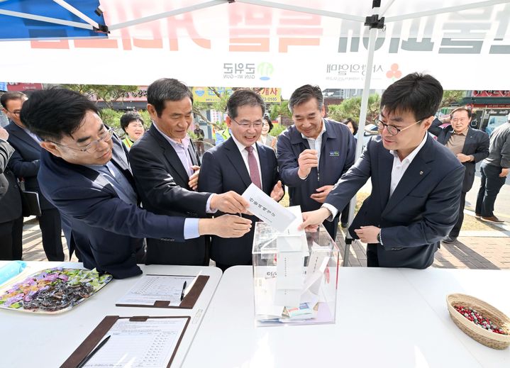  [군위=뉴시스] 군위군에서 8일 진행된 산불피해성금 거리모금에서 김진열 군위군수 등 지역인사들이 성금을 기부하고 있다. 2025.04.09. (사진=군위군 제공) photo@newsis.com *재판매 및 DB 금지