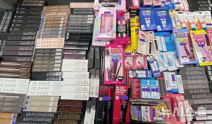 [서울=뉴시스]조사 대상인 색조화장품.