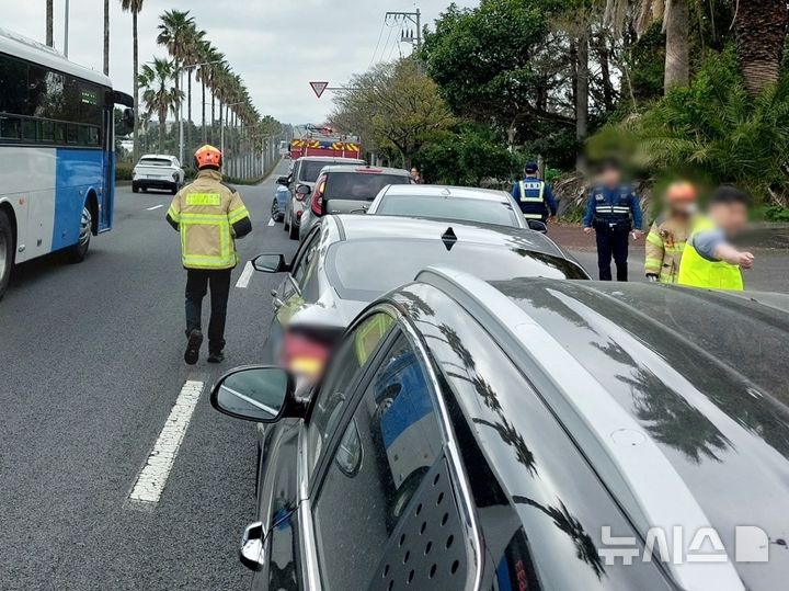 [제주=뉴시스] 9일 오후 제주 서귀포시 강정동 한 도로에서 다중 추돌 사고가 발생해 경찰과 소방당국이 수습에 나서고 있다. (사진=제주소방안전본부 제공) 2025.04.09. photo@newsis.com