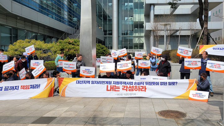 [서산=뉴시스] 9일 충남 서산 대산읍 주민들이 LH한국토지주택공사 대전충남지역본부를 방문해 일자리연계형 지원주택사업 사업 추진을 촉구하고 있다. (사진=서산시 제공) 2025.04.09. photo@newsis.com *재판매 및 DB 금지