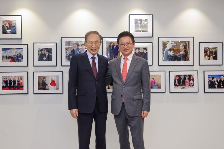 [서울=뉴시스] 이철우 경북도지사가 9일 서울 서초구 이명박 재단 사무실에서 이명박 전 대통령을 예방했다. (사진 = 이 지사 측 제공) photo@newsis.com *재판매 및 DB 금지