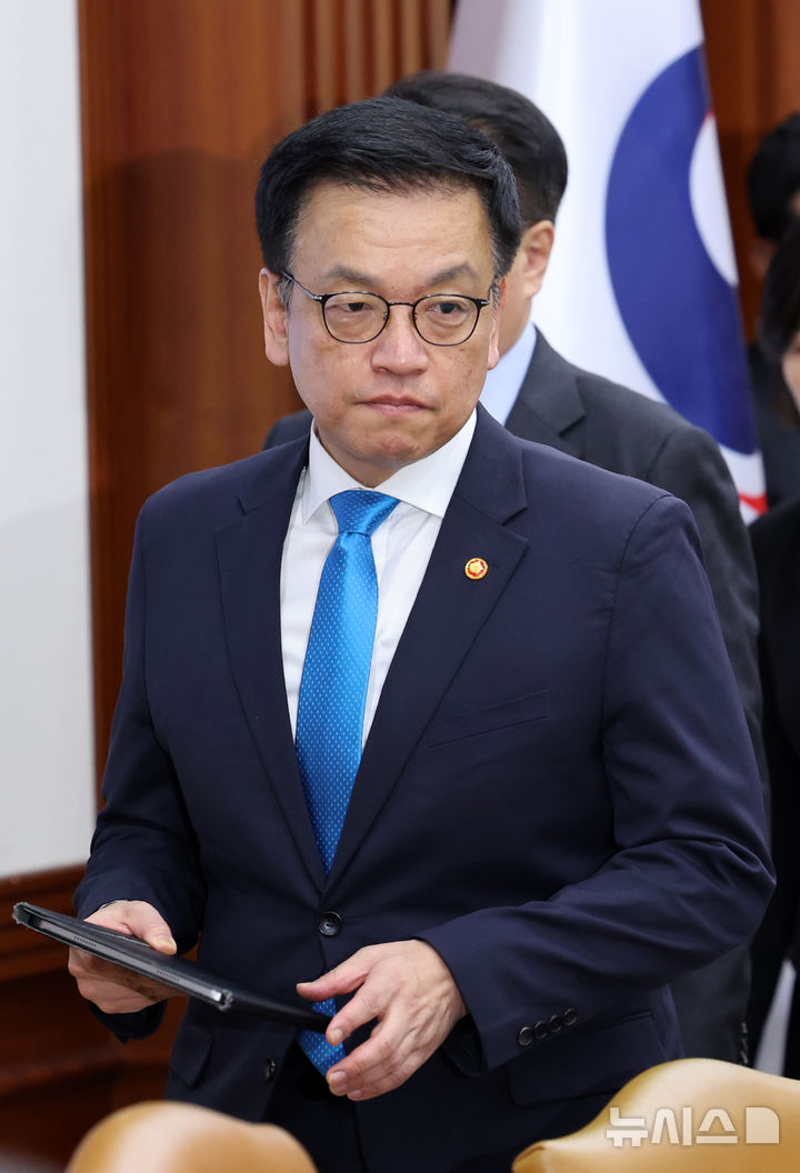 [서울=뉴시스] 배훈식 기자 = 최상목 경제부총리 겸 기획재정부 장관이 9일 오전 서울 종로구 정부서울청사에서 열린 경제관계장관회의 겸 산업경쟁력강화관계장관회의에 참석하고 있다. 2025.04.09. dahora83@newsis.com