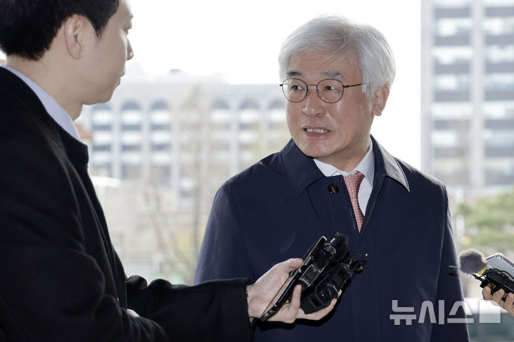 [서울=뉴시스] 최동준 기자 = 마은혁 신임 헌법재판관이 9일 오전 서울 종로구 헌법재판소로 출근하며 소감을 밝히고 있다. 2025.04.09. photocdj@newsis.com