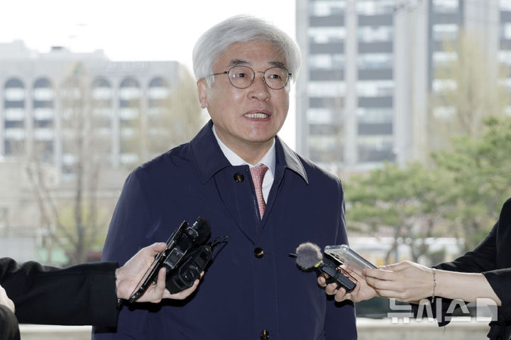 [서울=뉴시스] 최동준 기자 = 마은혁 신임 헌법재판관이 9일 오전 서울 종로구 헌법재판소로 출근하며 소감을 밝히고 있다. 2025.04.09. photocdj@newsis.com