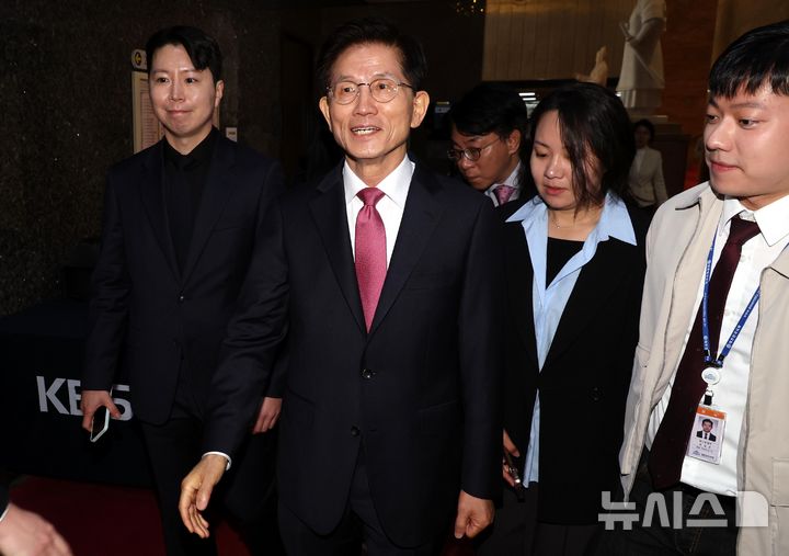 [서울=뉴시스] 조성봉 기자 = 김문수 전 고용노동부 장관이 9일 오전 서울 여의도 국회에 국민의힘 지도부와의 면담을 위해 들어서고 있다. 2025.04.09. suncho21@newsis.com