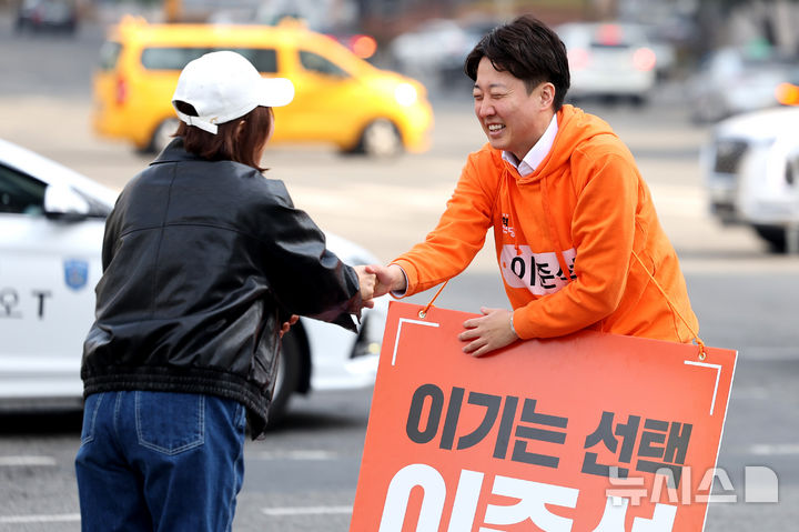 [대구=뉴시스] 이무열 기자 = 이준석 개혁신당 대선 예비후보가 9일 대구 수성구 범어네거리에서 시민들에게 출근길 인사를 하고 있다. 2025.04.09. lmy@newsis.com