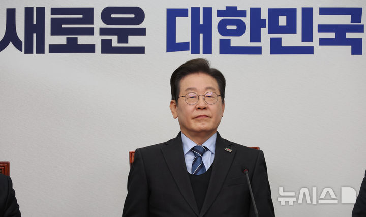 [서울=뉴시스] 고승민 기자 = 이재명 더불어민주당 대표가 9일 서울 여의도 국회에서 열린 최고위원회의에서 최고위원들의 발언 동안 생각에 잠겨 있다. 2025.04.09. kkssmm99@newsis.com