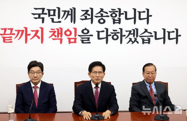 [서울=뉴시스] 조성봉 기자 = 김문수 전 고용노동부 장관이 9일 오전 서울 여의도 국회에서 국민의힘 입당 소감을 밝히고 있다. 왼쪽부터 권성동 원내대표, 김 전 장관, 권영세 비대위원장. 2025.04.09. suncho21@newsis.com