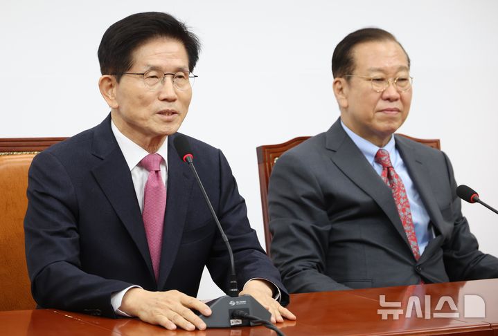 [서울=뉴시스] 조성봉 기자 = 김문수 전 고용노동부 장관이 9일 오전 서울 여의도 국회에서 국민의힘 입당 소감을 밝히고 있다. 왼쪽부터 권성동 원내대표, 김 전 장관, 권영세 비대위원장. 2025.04.09. suncho21@newsis.com