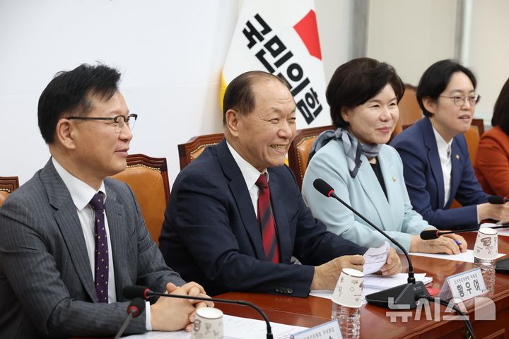 [서울=뉴시스] 조성봉 기자 = 황우영 국민의힘 선거관리위원장이 9일 오전 서울 여의도 국회에서 열린 제1차 선거관리위원회의에서 발언을 하고 있다. 2025.04.09. suncho21@newsis.com