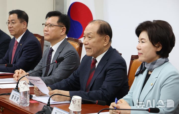 [서울=뉴시스] 조성봉 기자 = 황우영 국민의힘 선거관리위원장이 9일 오전 서울 여의도 국회에서 열린 제1차 선거관리위원회의에서 발언을 하고 있다. 2025.04.09. suncho21@newsis.com