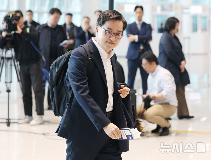 [인천공항=뉴시스] 김진아 기자 = 김동연 경기도지사가 9일 인천국제공항 제2터미널에서 자동차 부품 관세 대응을 위한 미국 출장에 앞서 대선 출마 선언을 마친 뒤 출국하고 있다. 2025.04.09. bluesoda@newsis.com