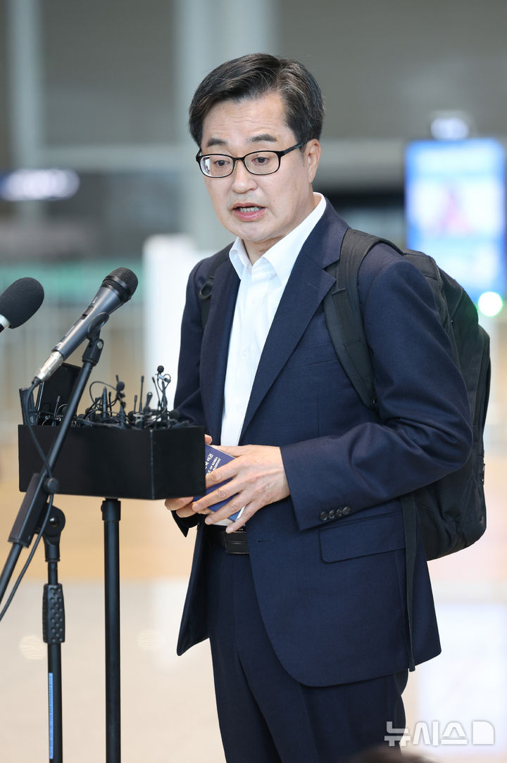 [인천공항=뉴시스] 김진아 기자 = 김동연 경기도지사가 9일 인천국제공항 제2터미널에서 자동차 부품 관세 대응을 위한 미국 출장에 앞서 대선 출마를 선언을 마친 뒤 취재진 질문에 답하고 있다. 2025.04.09. bluesoda@newsis.com