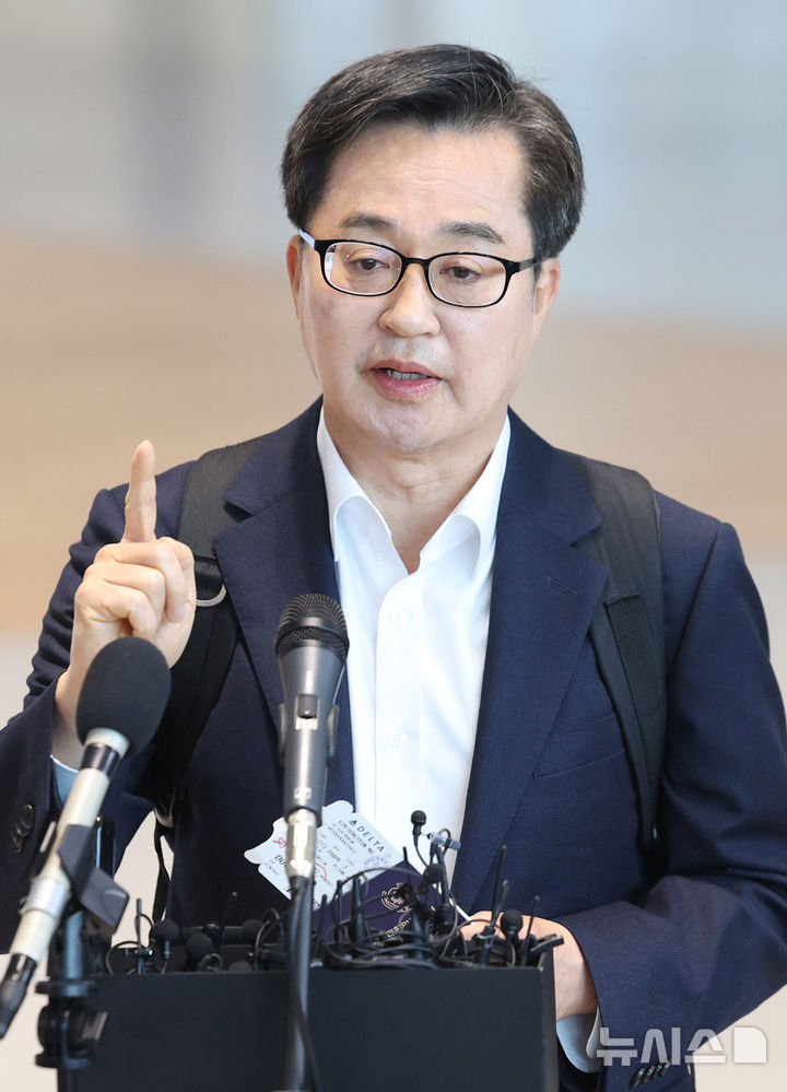 [인천공항=뉴시스] 김진아 기자 = 김동연 경기도지사가 9일 인천국제공항 제2터미널에서 자동차 부품 관세 대응을 위한 미국 출장에 앞서 대선 출마 선언을 하고 있다. 2025.04.09. bluesoda@newsis.com