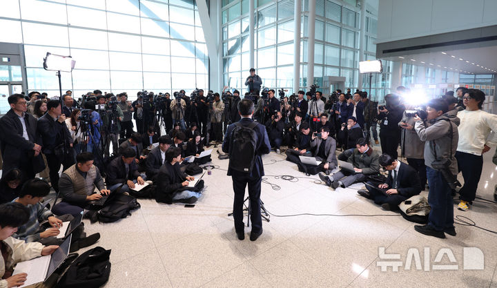 [인천공항=뉴시스] 김진아 기자 = 김동연 경기도지사가 9일 인천국제공항 제2터미널에서 자동차 부품 관세 대응을 위한 미국 출장에 앞서 대선 출마 선언을 하고 있다. 2025.04.09. bluesoda@newsis.com
