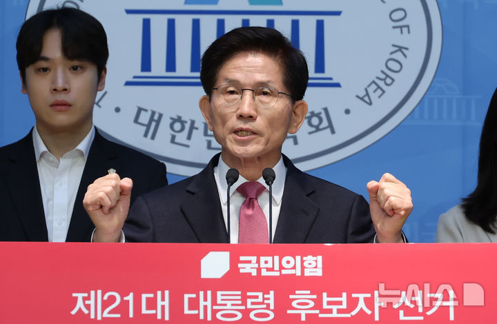 [서울=뉴시스] 고승민 기자 = 김문수 전 고용노동부 장관이 9일 서울 여의도 국회 소통관에서 대선 출마선언을 하고 있다. 2025.04.09. kkssmm99@newsis.com