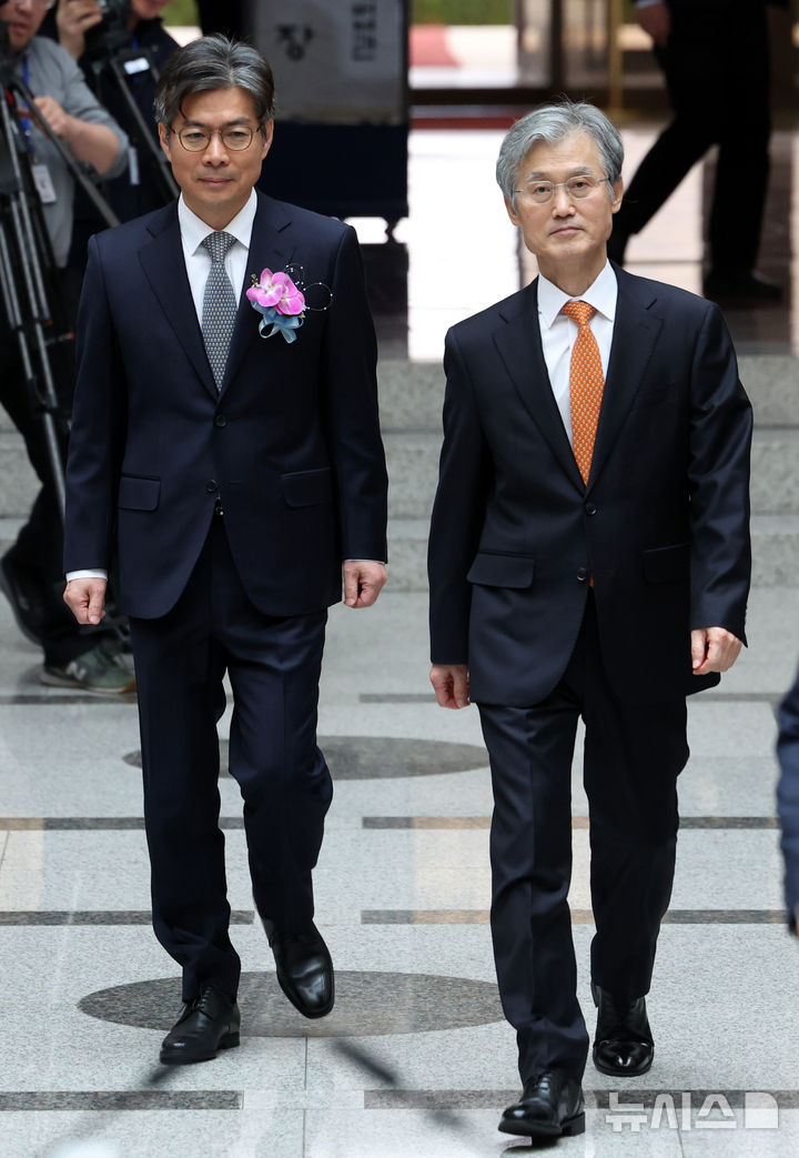 [서울=뉴시스] 이영환 기자 = 조희대 대법원장과 마용주 대법관이 9일 오전 서울 서초구 대법원에서 열린 마용주 대법관 취임식에 참석하고 있다. 2025.04.09. 20hwan@newsis.com