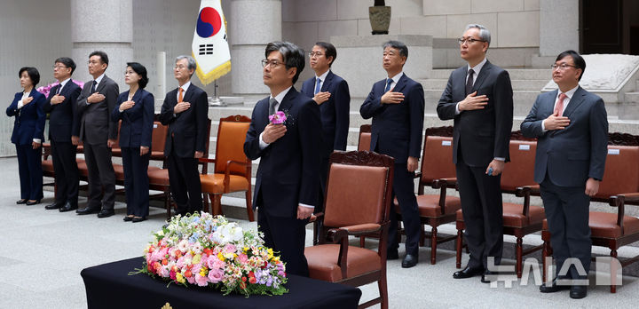 [서울=뉴시스] 이영환 기자 = 마용주 대법관이 9일 오전 서울 서초구 대법원에서 열린 취임식에서 국기에 대한 경례를 하고 있다. 왼쪽부터 이숙연, 노경필, 서경환, 오경미 대법관, 조희대 대법원장, 마 대법관, 이흥구, 오석준, 엄상필, 박영재 대법관. 2025.04.09. 20hwan@newsis.com