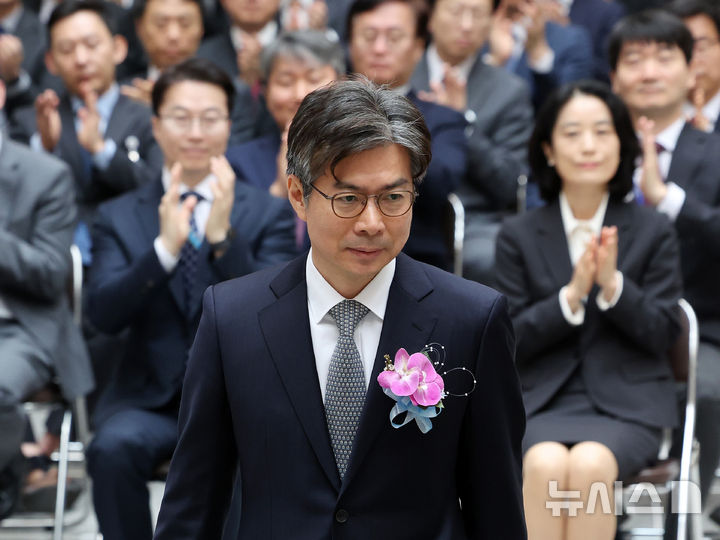 [서울=뉴시스] 이영환 기자 = 마용주 대법관이 9일 오전 서울 서초구 대법원에서 열린 취임식에 참석하고 있다. 2025.04.09. 20hwan@newsis.com