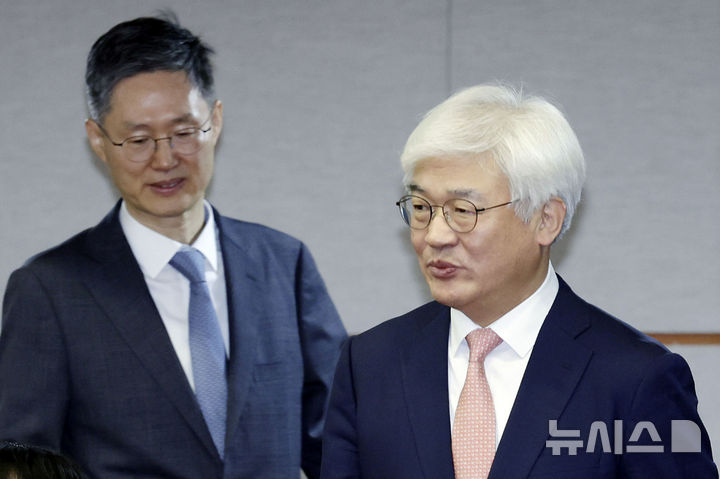 [서울=뉴시스] 최동준 기자 = 마은혁 헌법재판관이 9일 서울 종로구 헌법재판소에서 열린 취임식에서 문형배 헌법재판소장 권한대행과 함께 입장하고 있다. 2025.04.09. photocdj@newsis.com