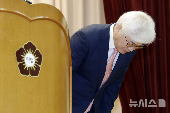 [서울=뉴시스] 최동준 기자 = 마은혁 헌법재판관이 9일 서울 종로구 헌법재판소에서 열린 취임식에서 취임사를 마치고 인사하고 있다. 2025.04.09. photocdj@newsis.com