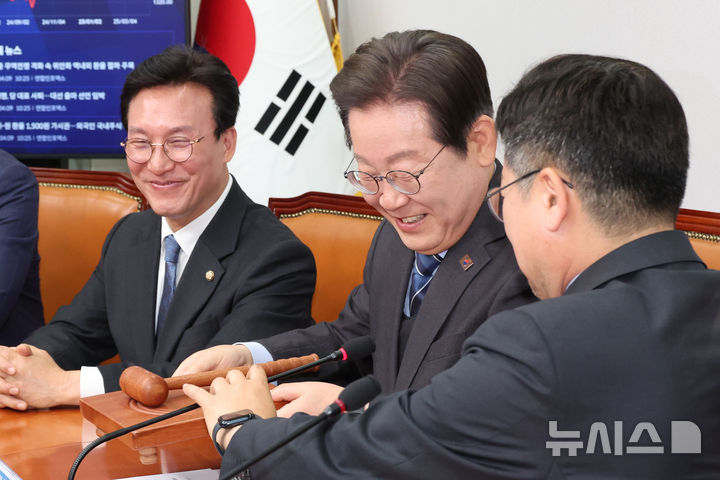 [서울=뉴시스] 권창회 기자 = 이재명 더불어민주당 대표가 9일 오전 서울 여의도 국회에서 열린 최고위원회의에서 당대표 사퇴 의사를 밝힌 뒤 의사봉을 박찬대 원내대표에게 넘기고 있다. 2025.04.09. kch0523@newsis.com