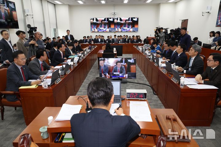 [서울=뉴시스] 조성봉 기자 = 정청래 국회 법사위원장이 9일 오전 서울 여의도 국회에서 열린 법제사법위원회 전체회의에서 회의를 주재하고 있다. 2025.04.09. suncho21@newsis.com