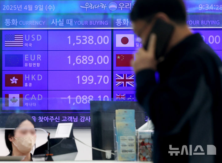 [인천공항=뉴시스] 김진아 기자 = 미국 트럼프 행정부의 상호 관세와 미·중 무역분쟁 긴장감 고조로 원·달러 환율이 장중 1480원대 후반까지 치솟은 9일 인천국제공항 출국장 은행 환전소 전광판에 환율 정보가 나와있다.&nbsp;&nbsp; 9일 서울외환시장에 따르면 이날 오전 9시 5분 현재 원·달러는 전일 오후 종가(1473.2원) 대비 13.7원 오른 1486.9원에 거래 중이다. 종가 기준 2009년 3월 12일(1496.5원) 이후 최고 수준이다. 이날 환율은 전일대비 10.8원 오른 1484.0원에 거래를 시작해 장중 1487.3원까지 급등했다. 2025.04.09. bluesoda@newsis.com