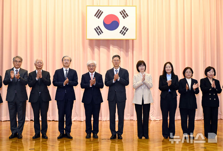 [서울=뉴시스] 최동준 기자 = 9일 서울 종로구 헌법재판소에서 열린 취임식에서 조한창(왼쪽부터), 정형식, 김형두, 마은혁 재판관, 문형배 헌법재판소장 권한대행, 이미선, 정정미, 김복형, 정계선 재판관이 기념촬영을 하고 있다. (공동취재) 2025.04.09. photo@newsis.com