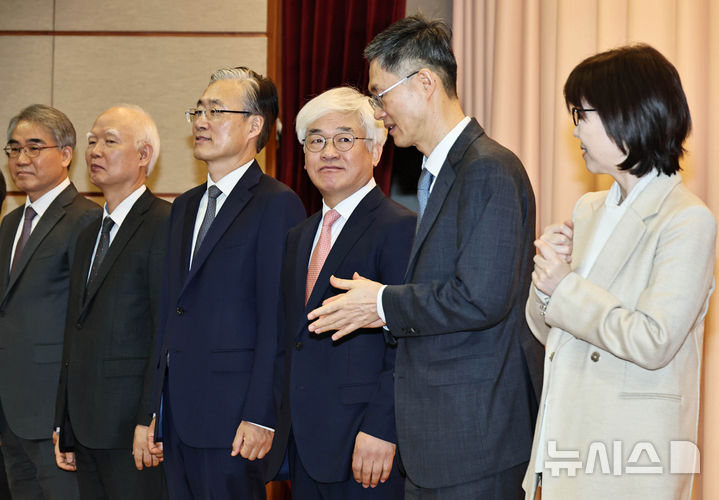 [서울=뉴시스] 최동준 기자 = 마은혁(왼쪽 네번째) 헌법재판관이 9일 서울 종로구 헌법재판소에서 열린 취임식에서 문형배(왼쪽 다섯번째) 헌법재판소장 권한대행과 대화하고 있다. (공동취재) 2025.04.09. photo@newsis.com