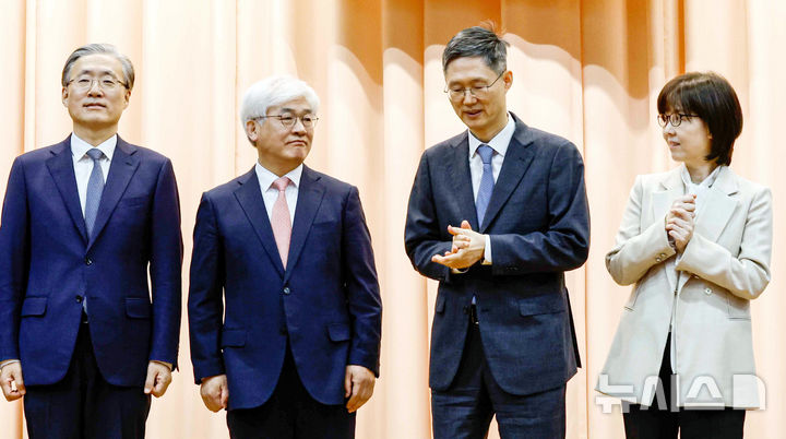 [서울=뉴시스] 최동준 기자 = 마은혁(왼쪽 두번째) 헌법재판관이 9일 서울 종로구 헌법재판소에서 열린 취임식에서 문형배(왼쪽 세번째) 헌법재판소장 권한대행과 대화하고 있다. (공동취재) 2025.04.09. photo@newsis.com