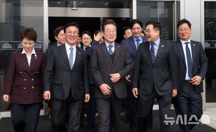 [서울=뉴시스] 권창회 기자 = 이재명 더불어민주당 전 대표가 9일 오전 서울 여의도 국회에서 대표직 사퇴 후 박찬대 원내대표와 최고위원 등 의원들과 기념촬영을 하고 국회를 나가고 있다. (공동취재) photo@newsis.com