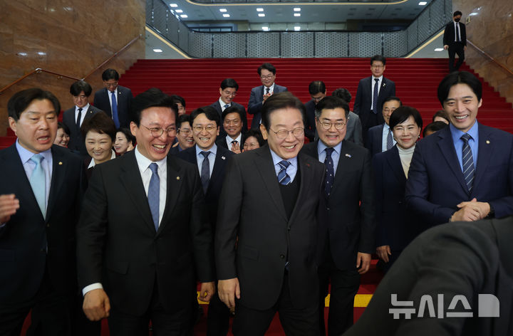 [서울=뉴시스] 권창회 기자 = 이재명 더불어민주당 전 대표가 9일 오전 서울 여의도 국회에서 대표직 사퇴 후 박찬대 원내대표와 최고위원 등 의원들과 기념촬영을 하고 국회를 나가고 있다. (공동취재) photo@newsis.com