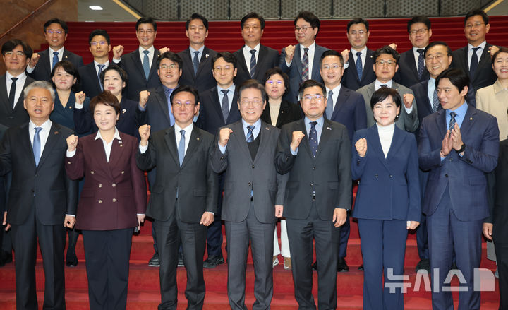 [서울=뉴시스] 권창회 기자 = 이재명 더불어민주당 전 대표가 9일 오전 서울 여의도 국회에서 대표직 사퇴 후 박찬대 원내대표와 최고위원 등 의원들과 기념촬영을 하고 있다. (공동취재) photo@newsis.com