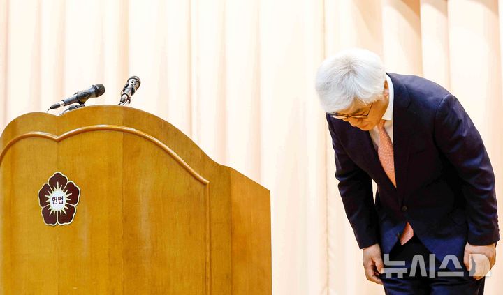 [서울=뉴시스] 최동준 기자 = 마은혁 헌법재판관이 9일 서울 종로구 헌법재판소에서 열린 취임식에서 인사를 하고 있다. (공동취재) 2025.04.09. photo@newsis.com